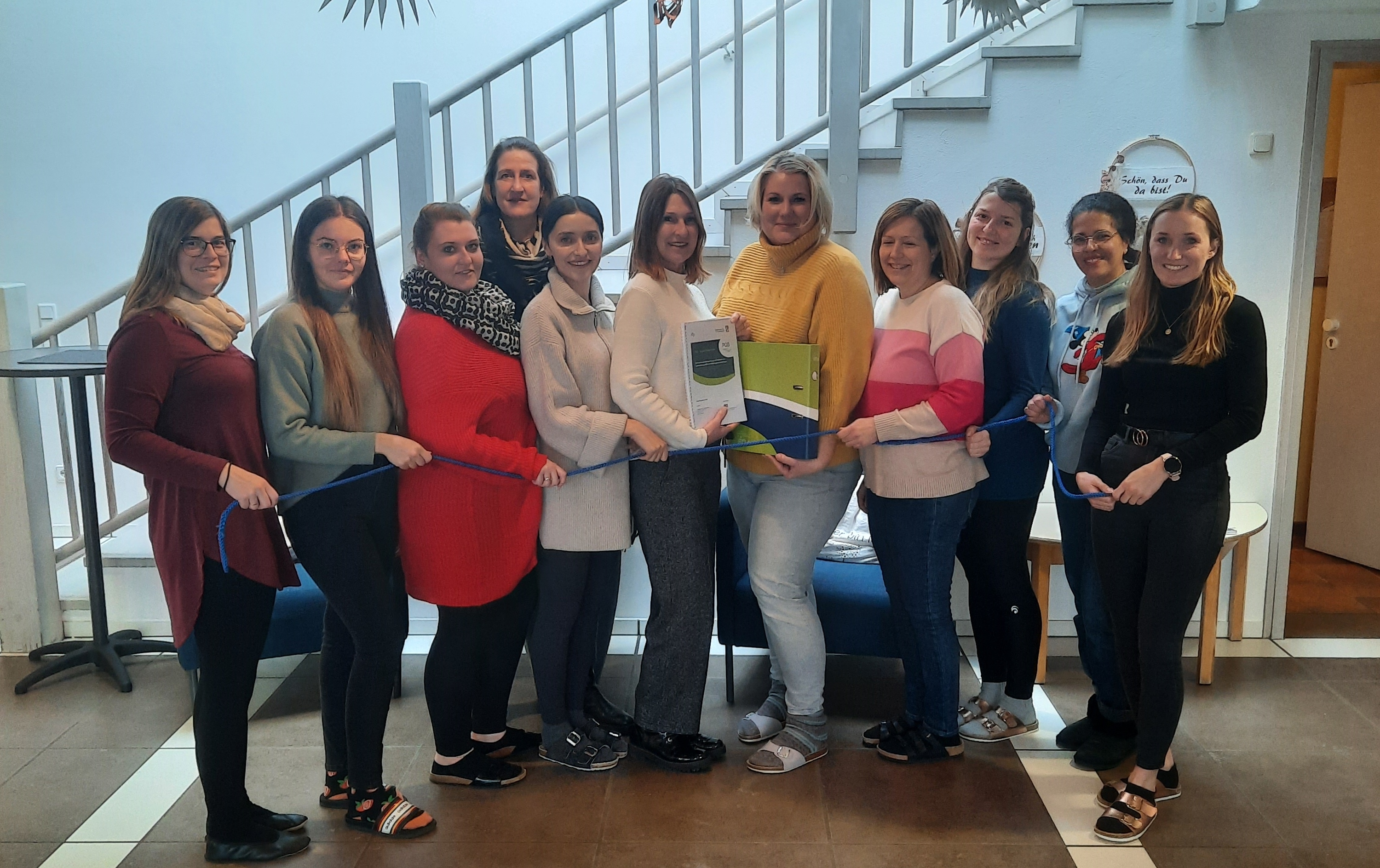 Mariele Ortner (6.v.r.) und Steffi Michl (5.v.r.) mit ihrem pädagogischen Team sowie Ingrid Schmid von der PQB (4.v.l.) eine Gruppe mit 11 Frauen