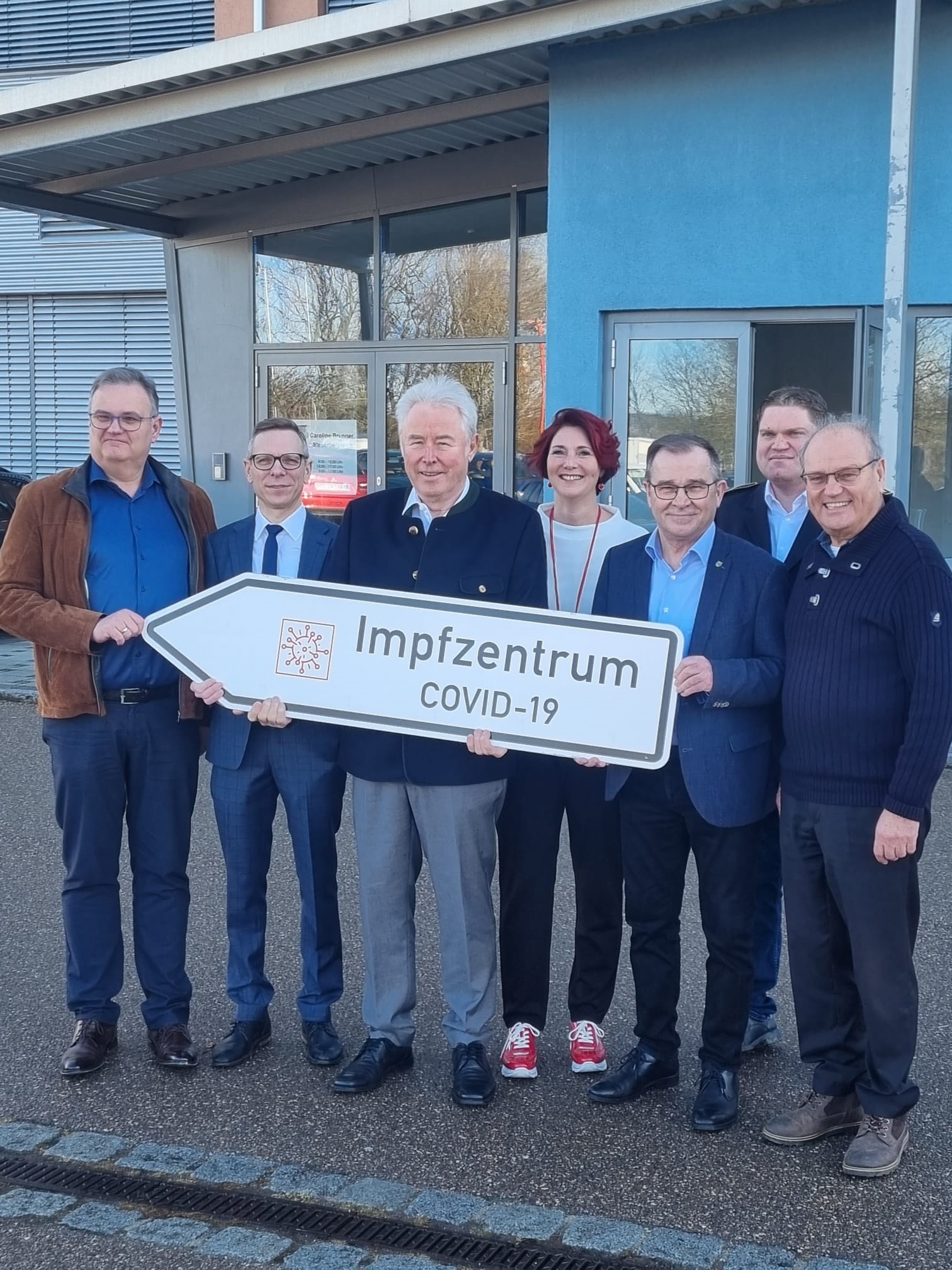 v.l.n.r.: Herbert Werner, Steffen Kill, Dr. Peter Korzinek, Andrea Hainzinger, Karl Huber, Benedikt Weltge und Stefan Maier Die Verantwortlichen des ehemaligen Impfzentrums Pfaffenhofen