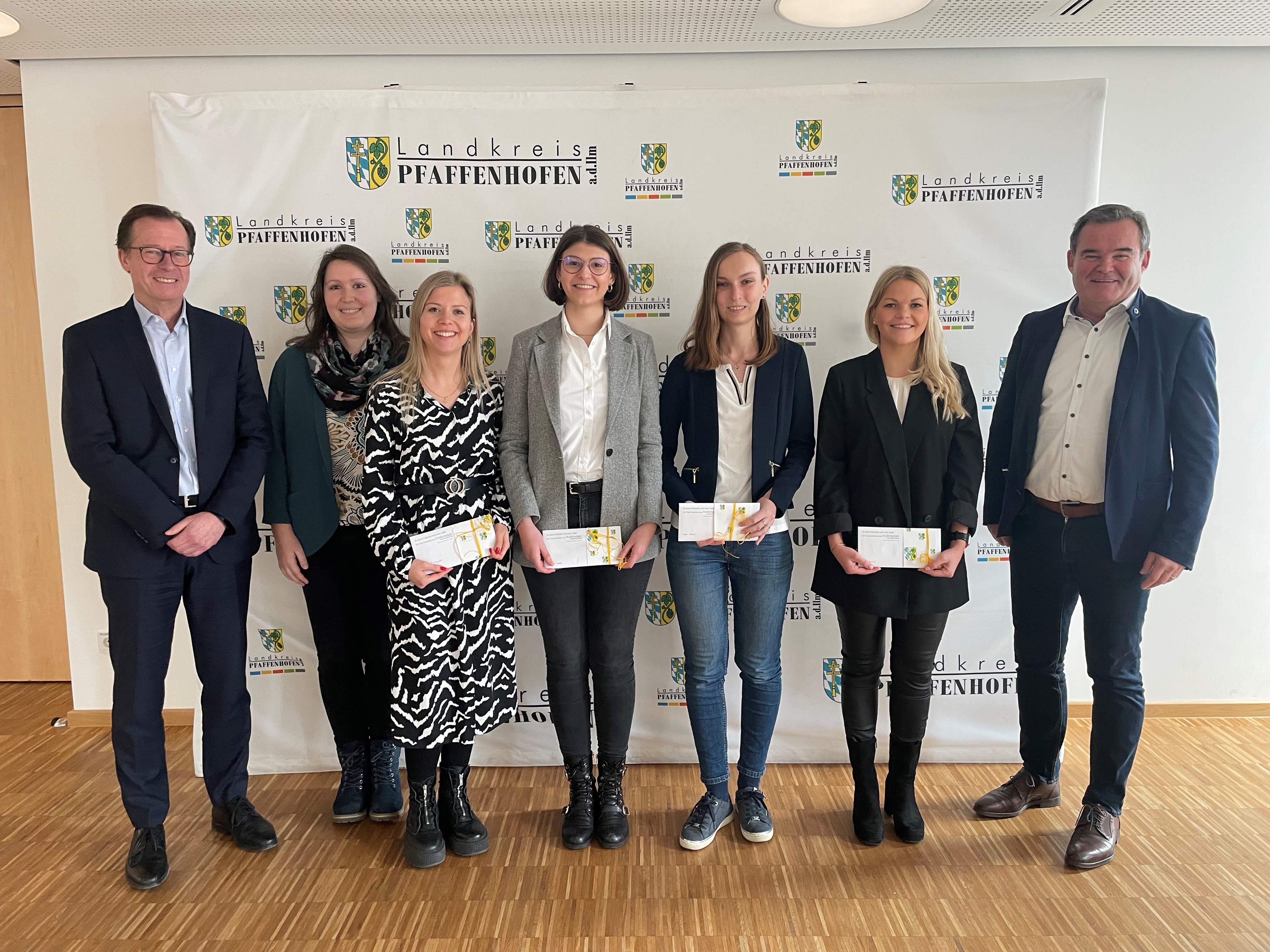 v.l.n.r.: Abteilungsleiter Walter Reisinger, Ausbildungsleiterin Julia Schneider, Anna-Maria Augustin, Fiona Weber, Sophia Wenger, Katharina Kaindl und Landrat Albert Gürtner sieben Menschen stehend in einer Gruppe