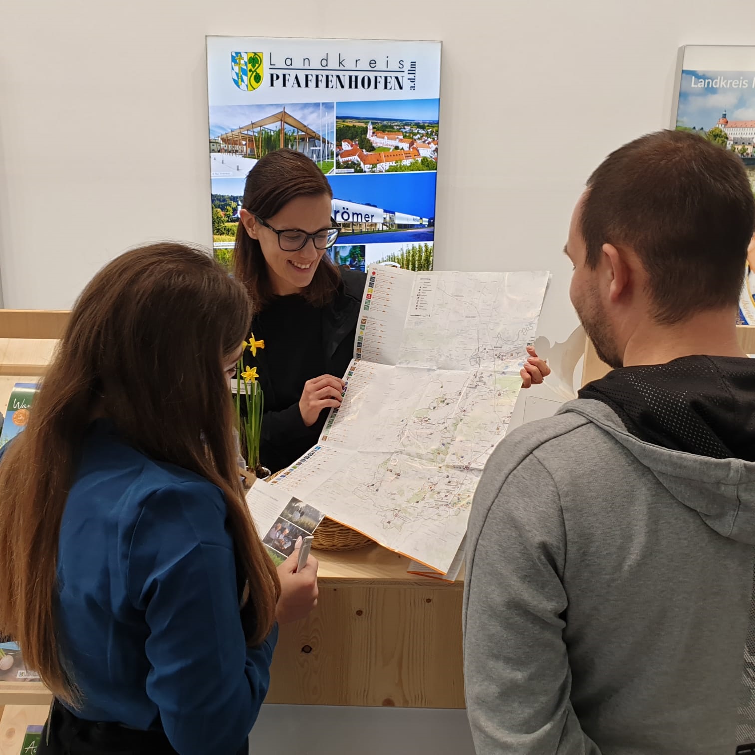 KUS-Mitarbeiterin Susanne Schmid präsentierte den Landkreis Pfaffenhofen und seine touristischen Angebote den zahlreichen Besuchern auf der CMT in Stuttgart KUS-Mitarbeiterin Susanne Schmid präsentierte den Landkreis auf CMT