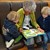 Oma liest zwei Jungs aus einem Buch vor Oma liest zwei Jungs aus einem Buch vor