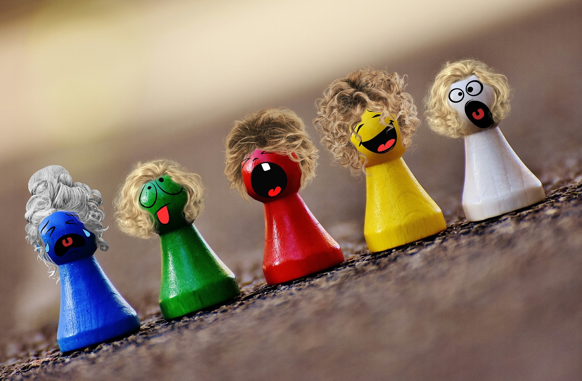 bunte Spielfiguren aus Holz mit Haaren