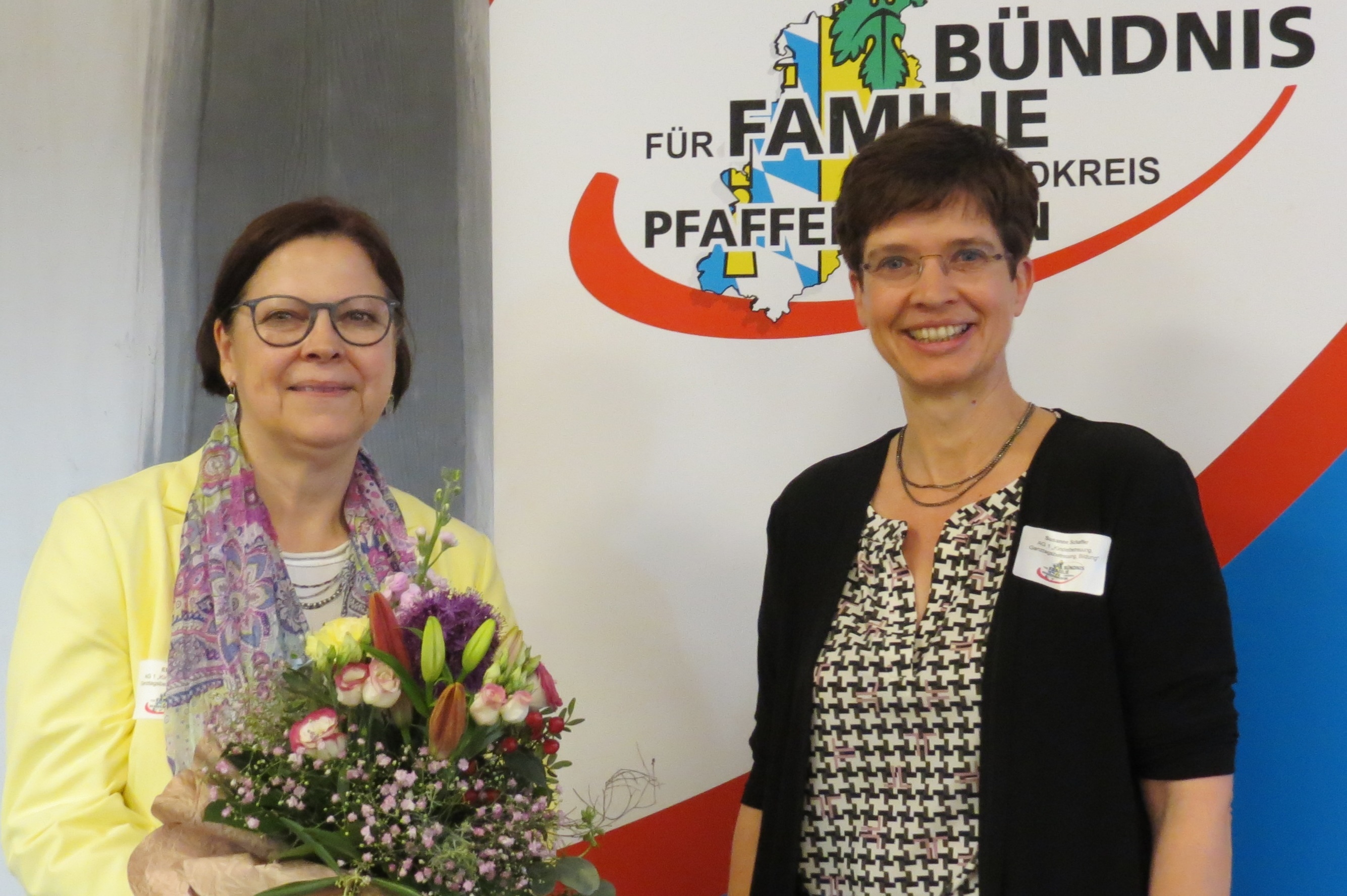 Frau Elke Dürr mit ihrer Nachfolgerin Susanne Schaffer (rechts)