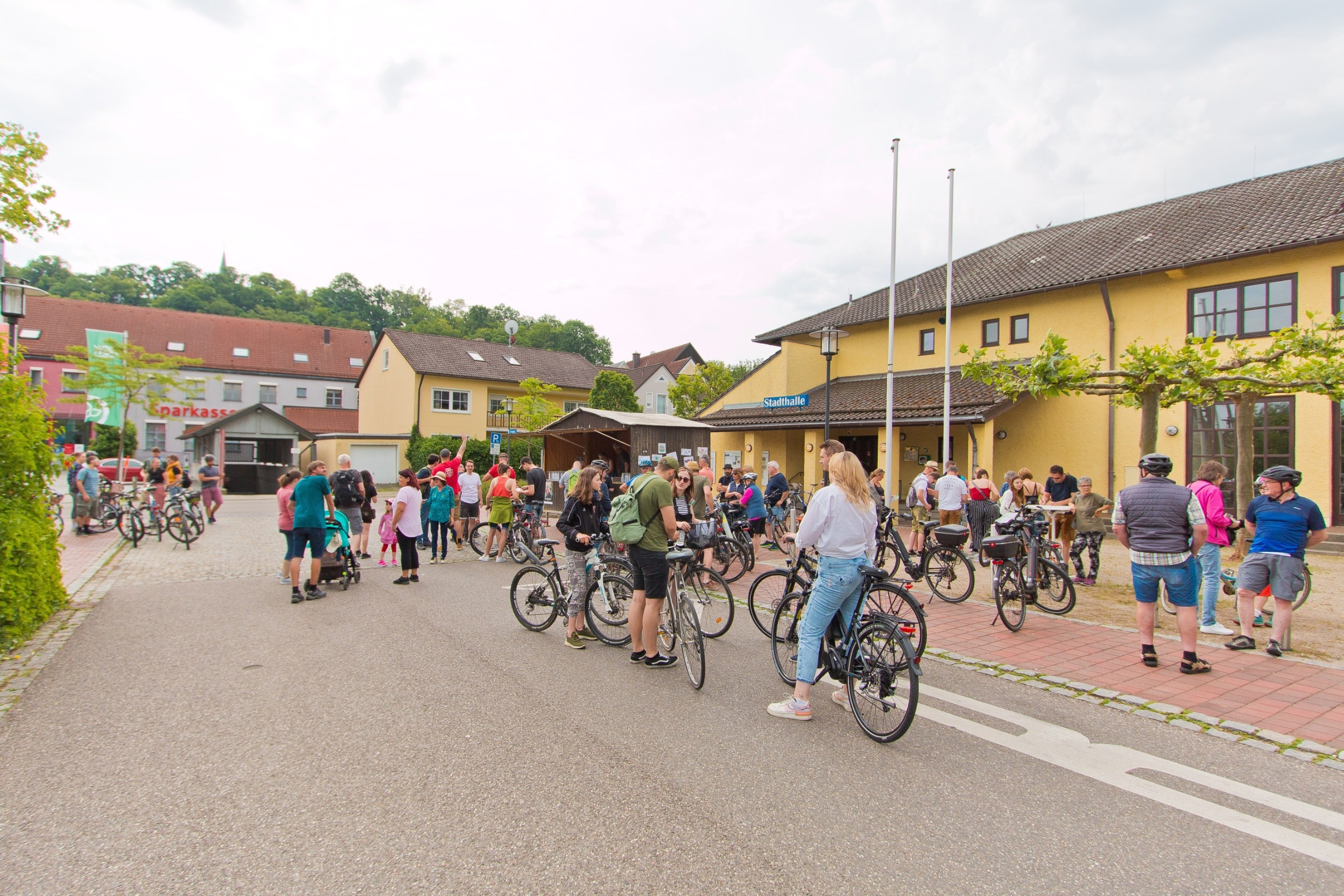 Eine Gruppe Radlfahrer vor einem Gebäude