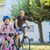 Vater fährt mit Tochter Fahrrad