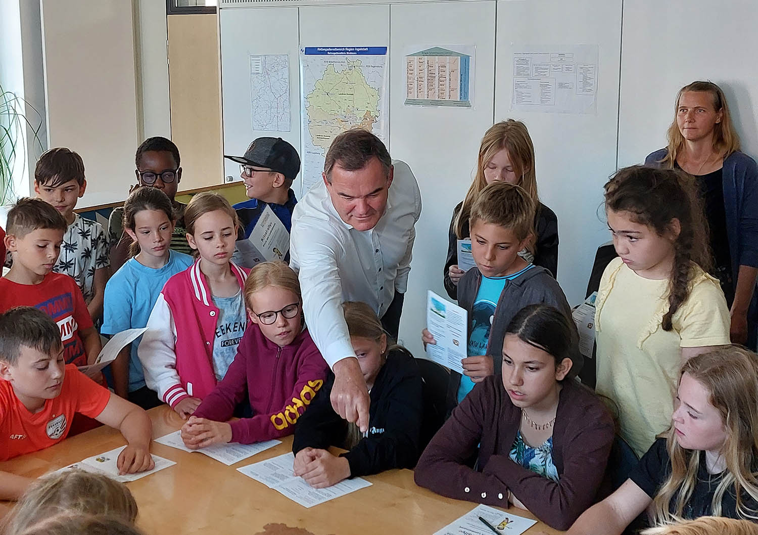 Geisenfelder Schülerinnen und Schüler im Büro des Landrats