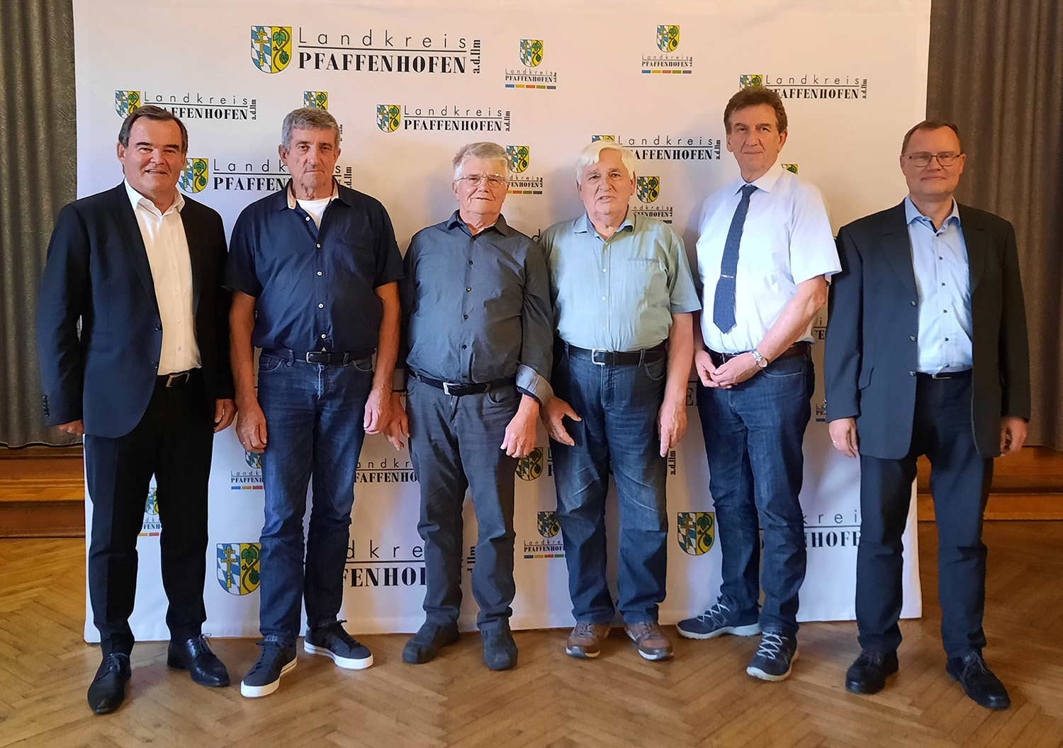 v.li.n.re. Landrat Albert Gürtner, Klaus Mayr, Anton Reisinger, Rudolf Nickmann, 2. Bgm. Gemeinde Pörnbach Ludwig Mayr, Vermessungsdirektor Markus Hampel