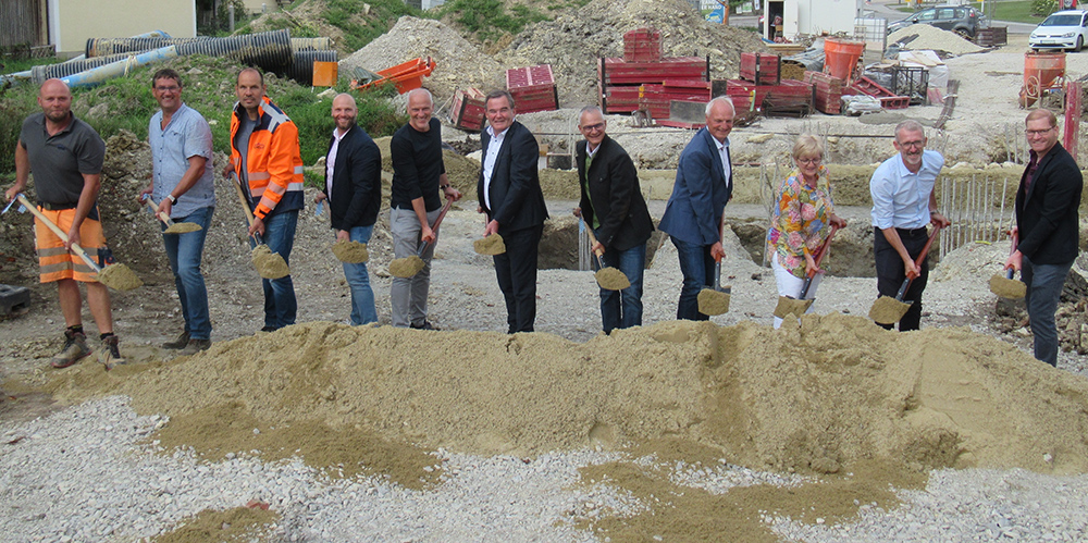 v.l.n.r.: Mirko Liebold (Franz Schelle GmbH), Roland Platzek (Franz Schelle GmbH), Quirin Schratt (Uhsler Bau), Andreas Krimm (Tiefbau Landkreis Pfaffenhofen), Norbert Uhsler (Uhsler Bau), Landrat Albert Gürtner, Arthur Kraus (ehem. Leiter des Kreiseigenen Tiefbaus), Bürgermeister Martin Seitz, 2. Bürgermeisterin Gerti Schwertfirm, Holger Uslar (Staatliches Bauamt Ingolstadt), Reinhard Bauer (Wipfler Plan)