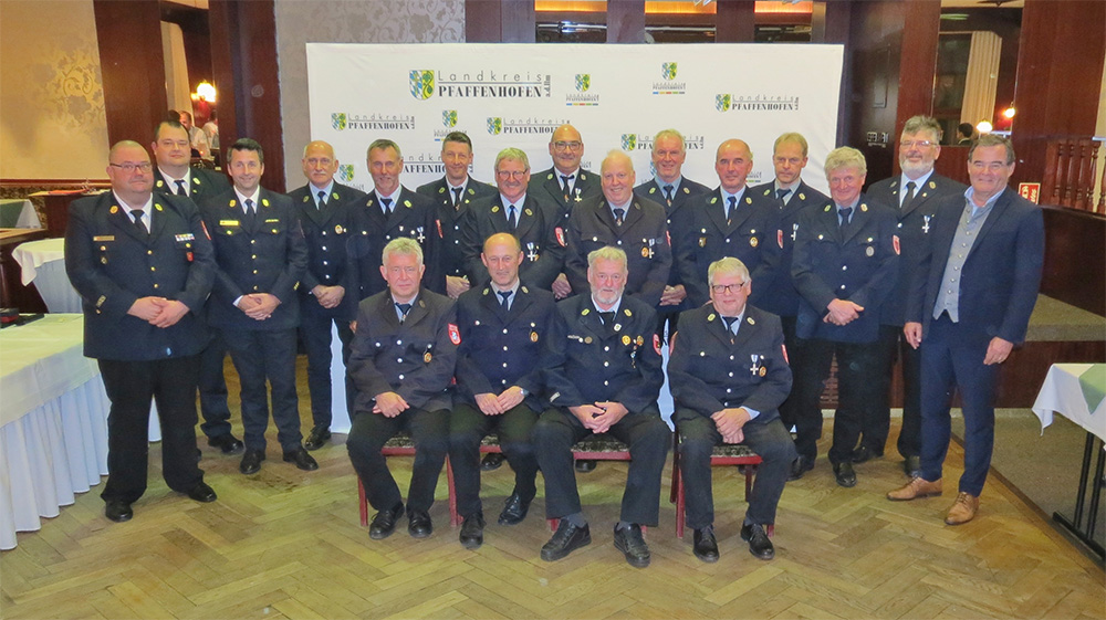 Landrat Albert Gürtner (re.), Kreisbrandrat Christian Nitschke, Kreisbrandmeister Stefan Nitschke und Kreisbrandinspektor Roland Müller (1., 2. und 3. v.li.). Der für 50 Jahre aktiven Dienst geehrte Peter Friedl ist sitzend der 2.v.re.