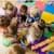Kindergärtnerin sitzt mit Kindern im Kreis am Boden 