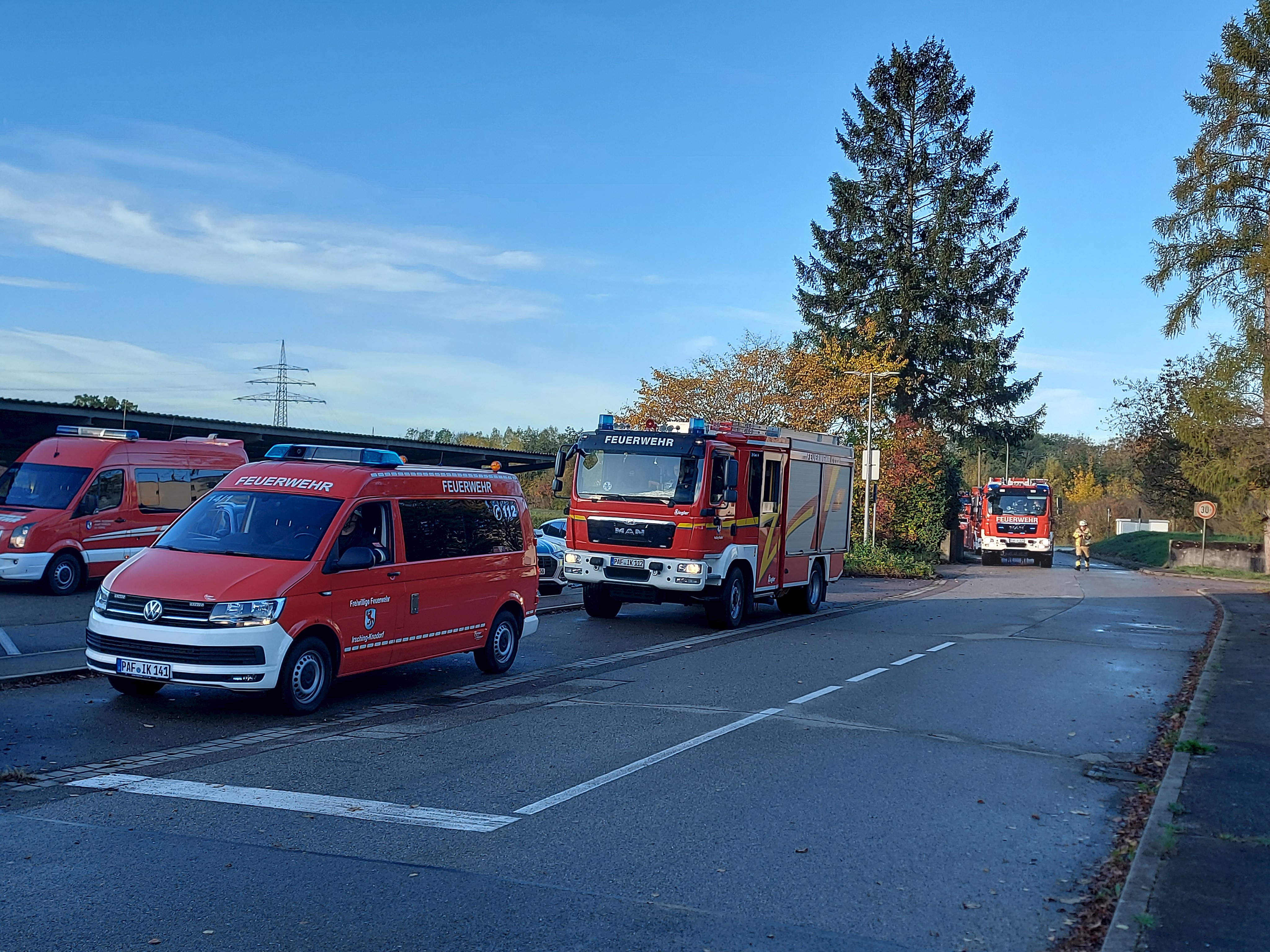 mehrere Feuerwehrautos auf der Straße