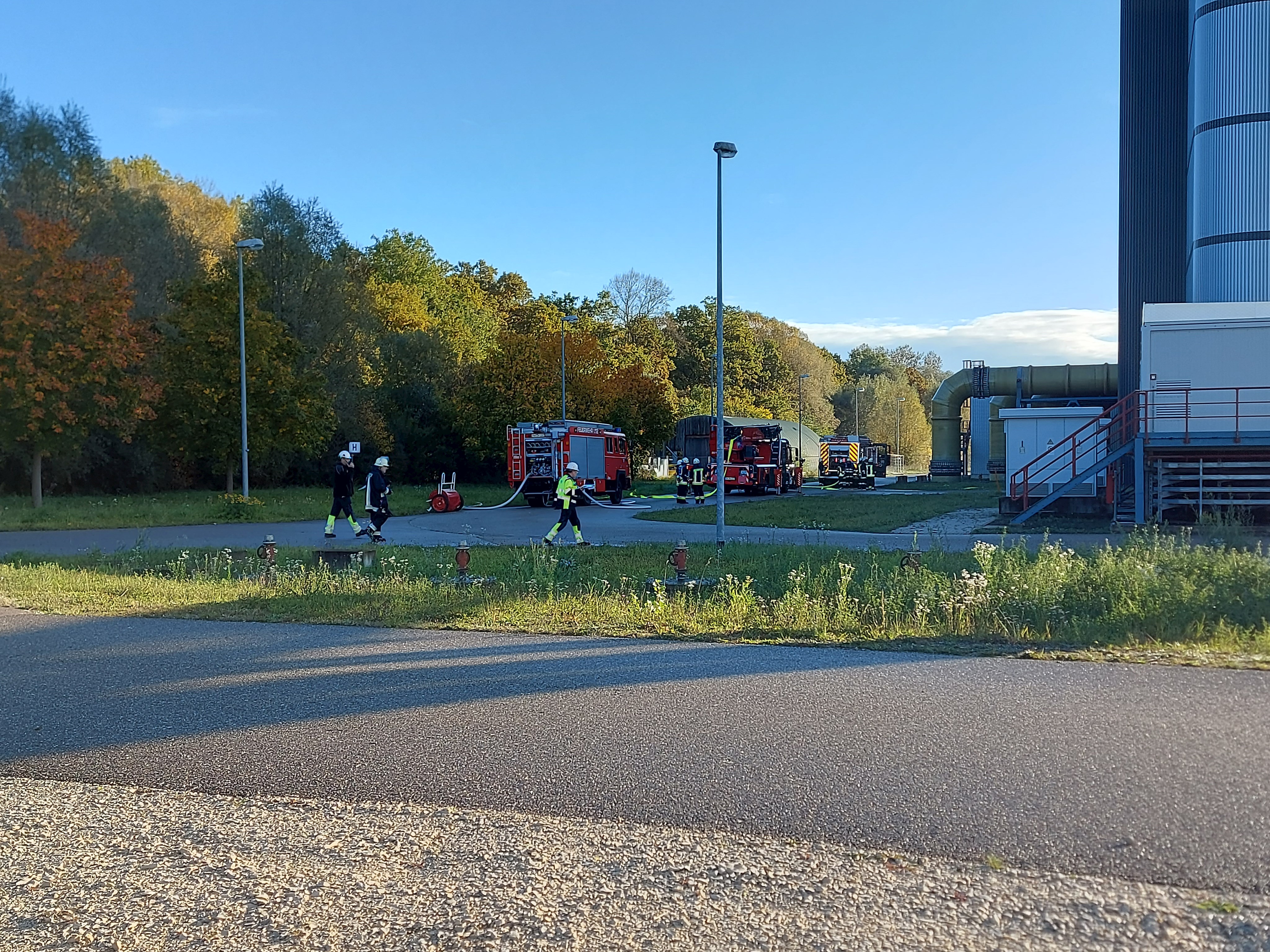 Feuerwehrautos und Einsatzkräfte vor dem Kraftwerk Irsching