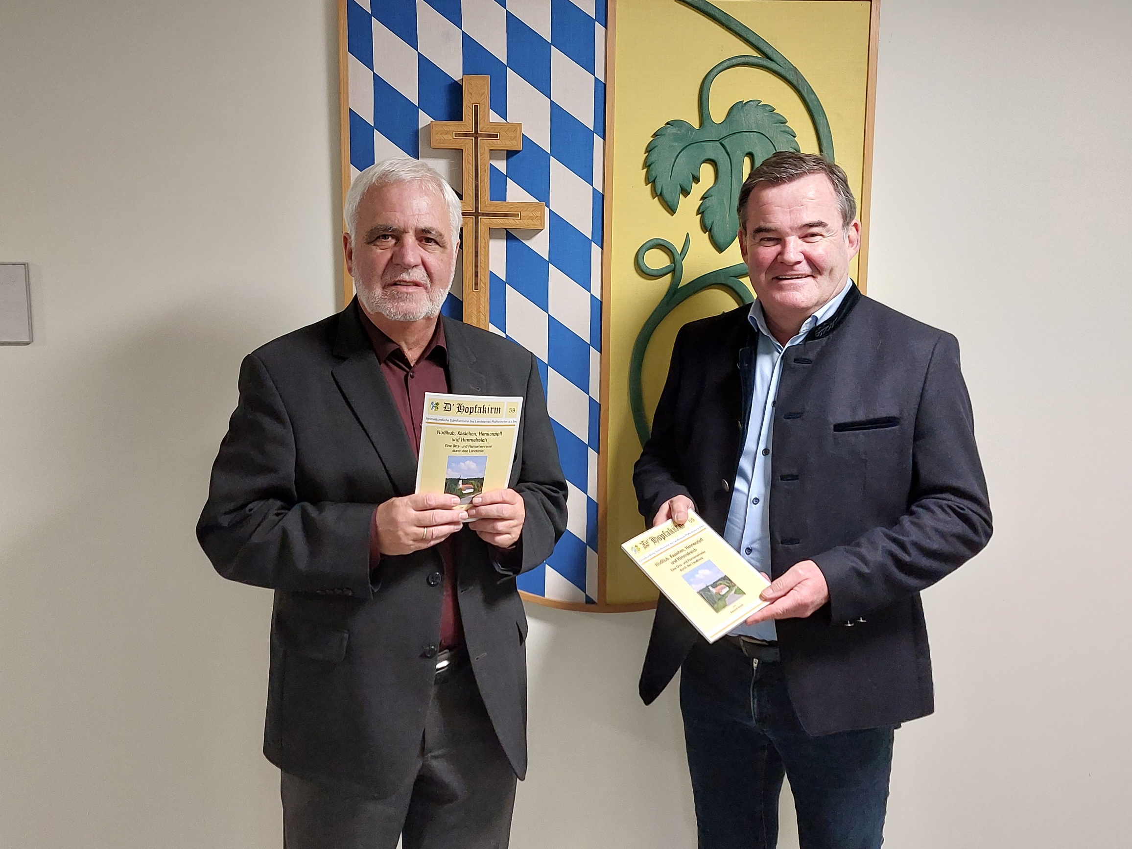 Rainhard Haiplik und Landrat Albert Gürtner halten eine Hopfakirm