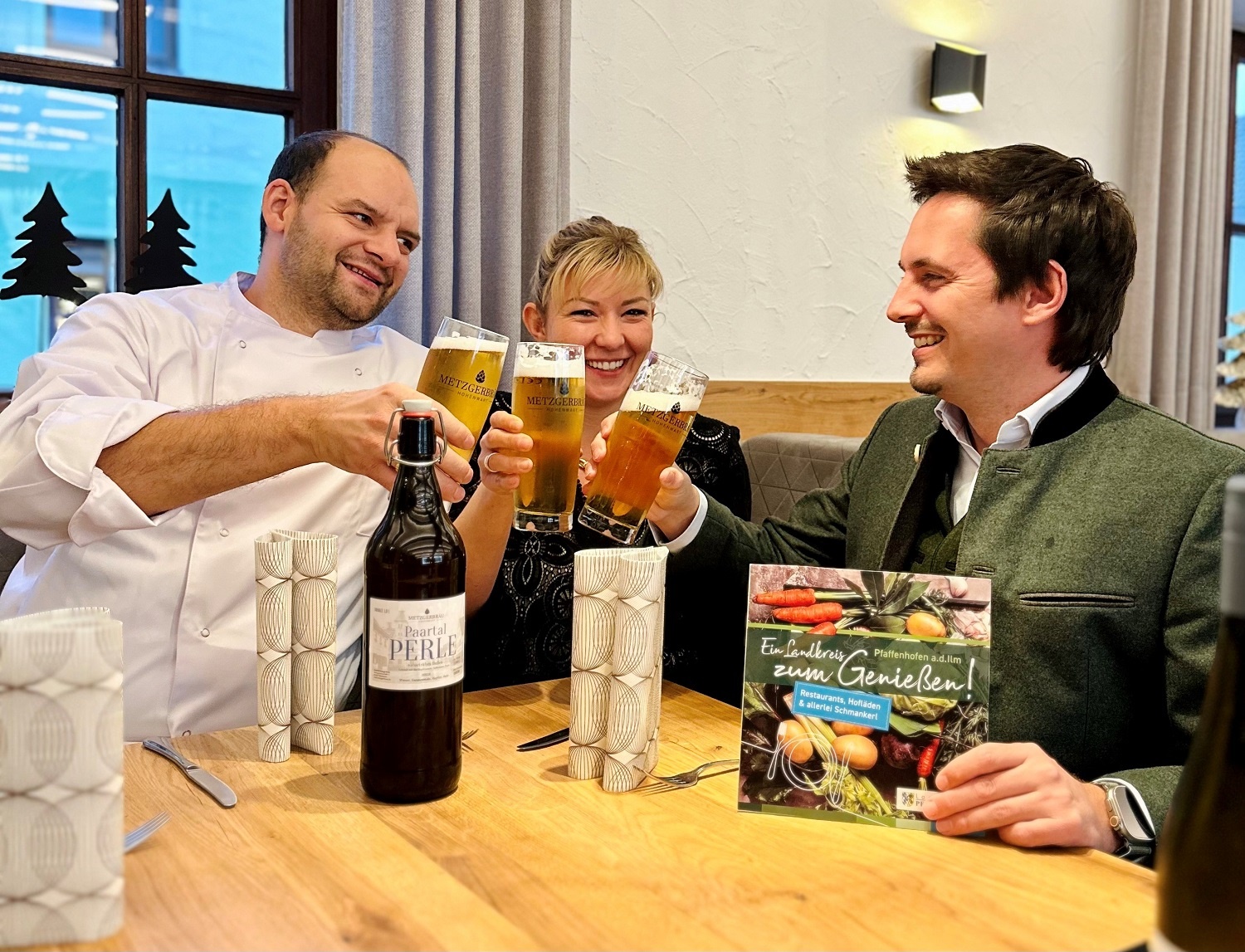 Johannes Hofner mit dem ersten Exemplar der Genussbroschüre