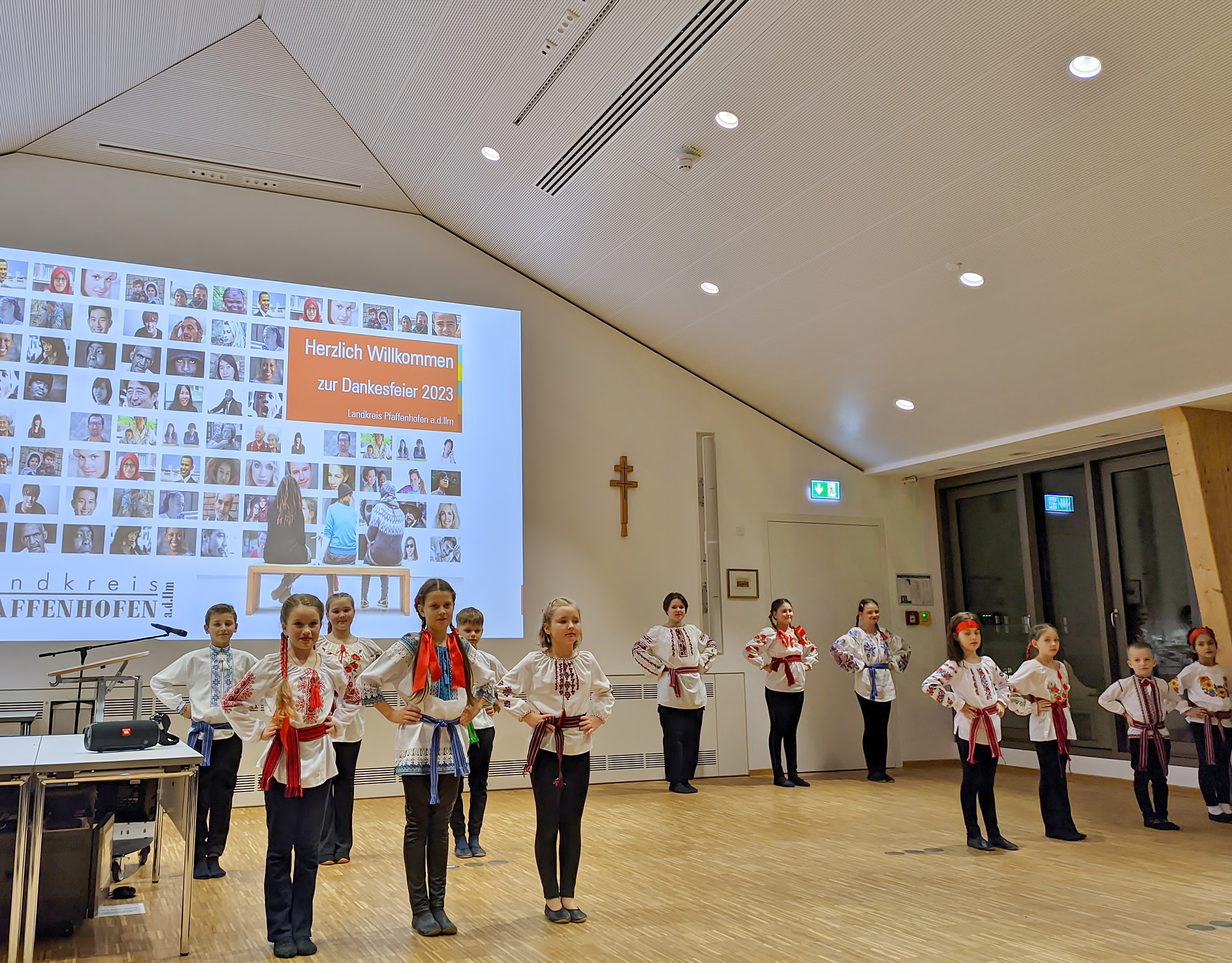 mehrere Kinder beim tanzen