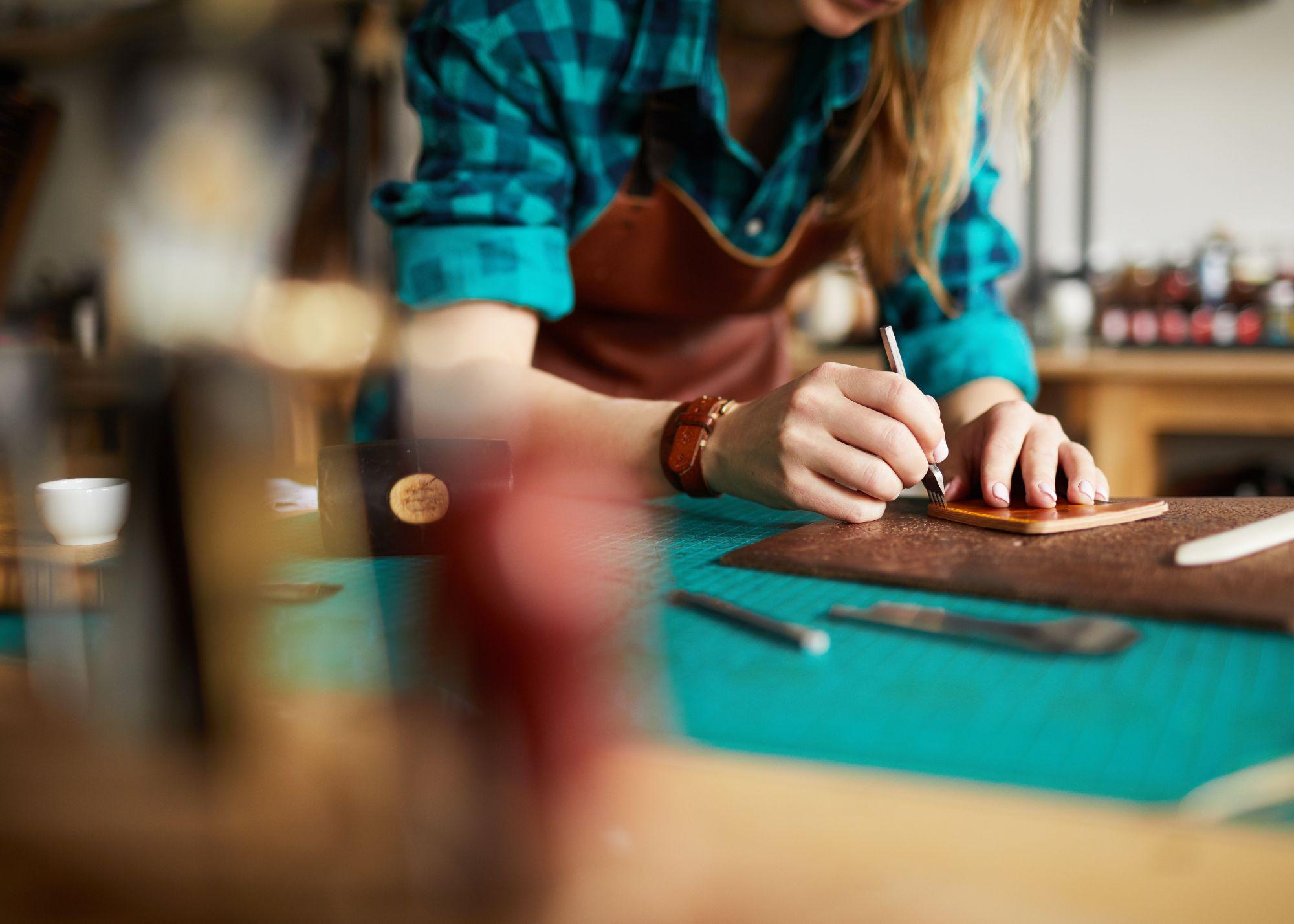 eine Handwerkerin arbeitet an einem Gegenstand