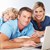 Mutter und Vater mit Kind vor dem Laptop
