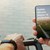Ein Radfahrer mit dem Handy in der Hand
