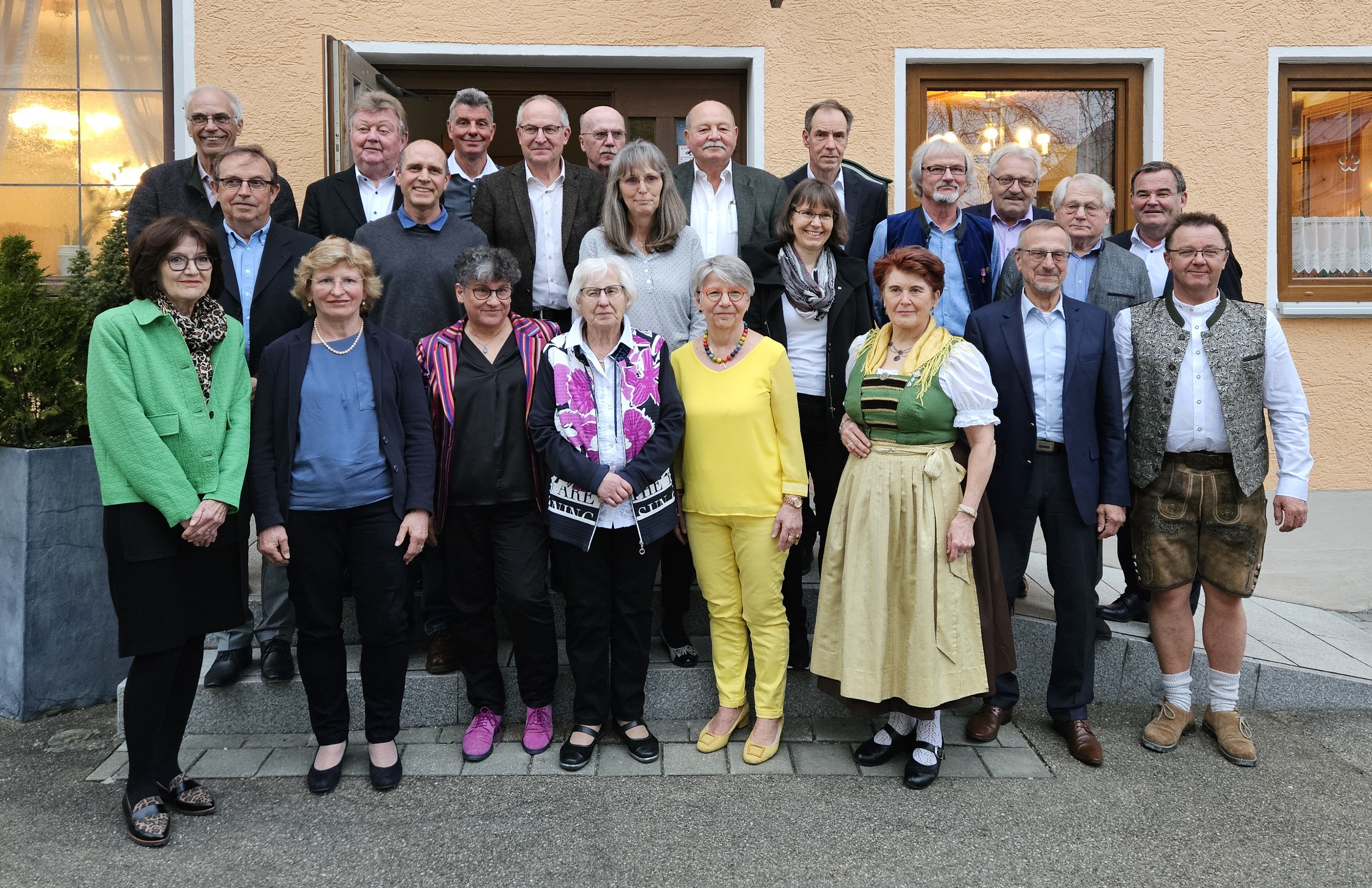 Die geehrten Frauen und Männer mit Landrat Albert Gürtner (2.v.r.).