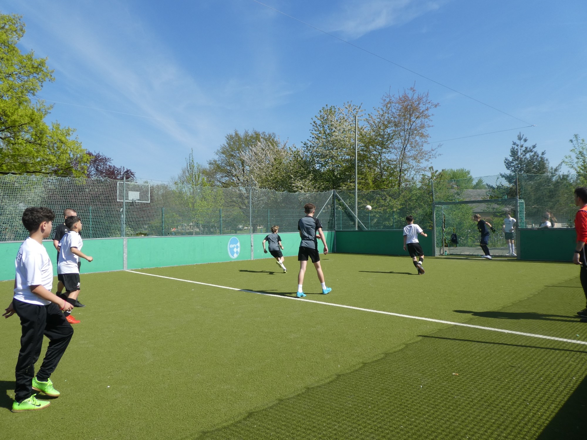 Schüler, die Fußball spielen