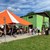 mehrere Personen bei einem Sommerfest
