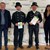 vier Personen stehen nebeneinander