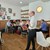 mehrere Personen sitzen in einem Cafe