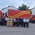 mehrere Feuerwehrler stehen vor einem Feuerwehrauto