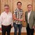 Der Sportpreis 2024 ging an Nils Helsper (Mitte) von der DAV Sektion Pfaffenhofen Asch. Der Stellvertreter des Landrats Karl Huber (re.) und der Vorsitzende der Sportkommission Florian Weiß (li.) gratulierten dazu sehr herzlich.