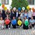 mehrere Personen stehen in einer Gruppe nebeneinander