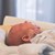 ein Baby liegt auf einem Wickeltisch und weint