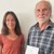 Frau Bosch und Herr Holzer stehen nebeneinander