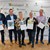 6 Personen stehen in einer Gruppe