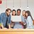 5 Personen stehen vor einem Tablet