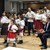 Erwachsene und Kinder tanzen bei der Dankesfeier