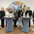 mehrere Personen stehen in einer Gruppe nebeneinander