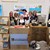 mehrere Personen stehen hinter einem Messestand