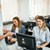 Personen sitzen vor Computers