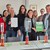 mehrere Personen stehen in einer Gruppe nebeneinander