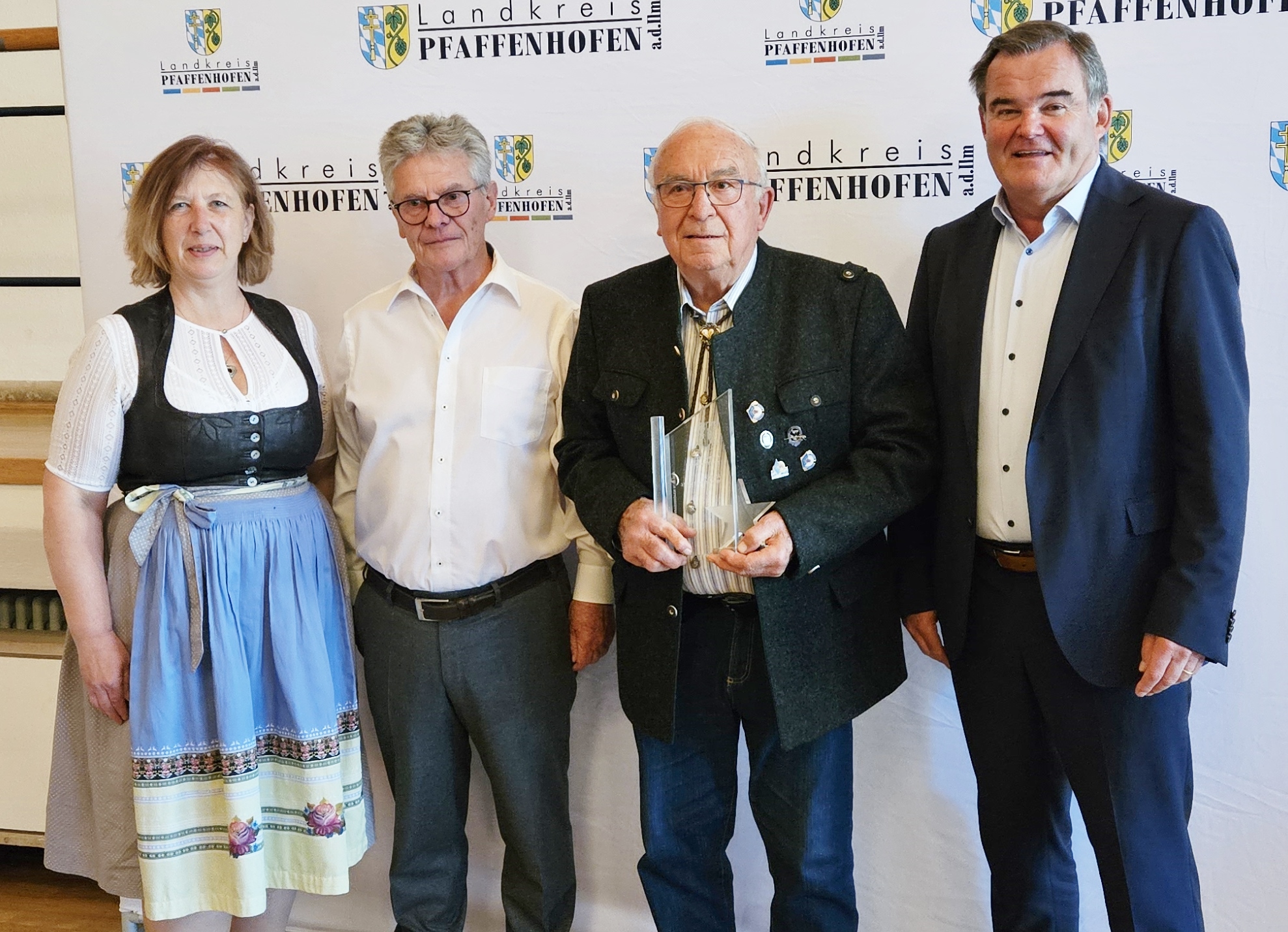 vier Personen stehen nebeneinander