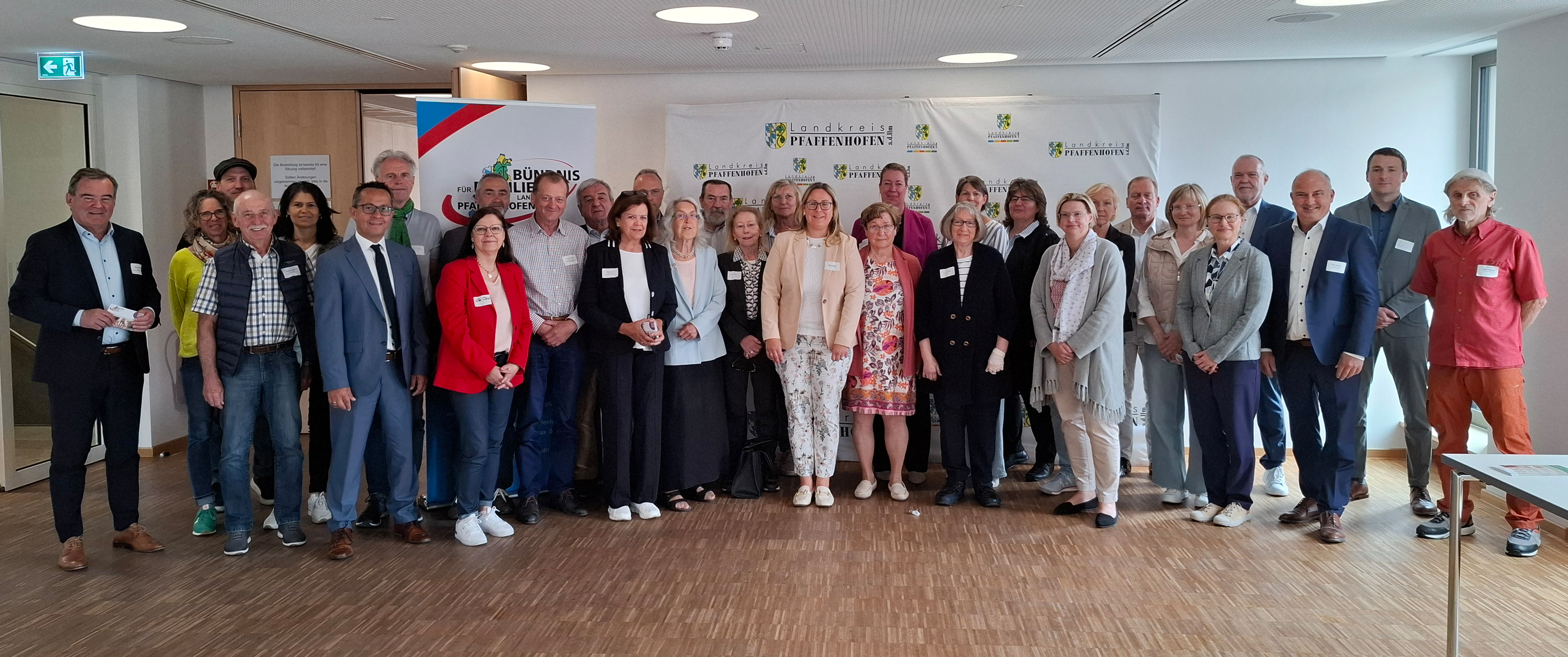 mehrere Personen stehen in einer Gruppe nebeneinander