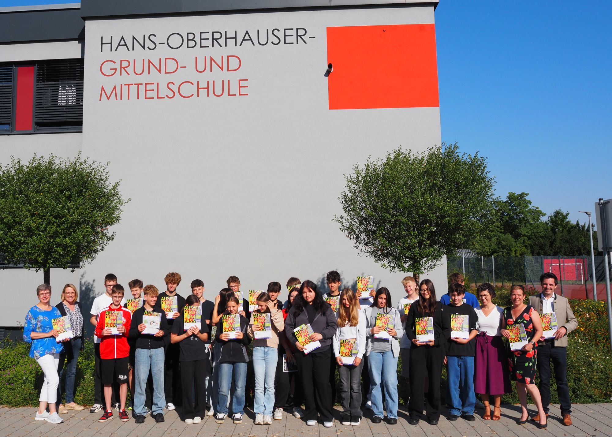 mehrere Schüler stehen in einer Gruppe nebeneinander