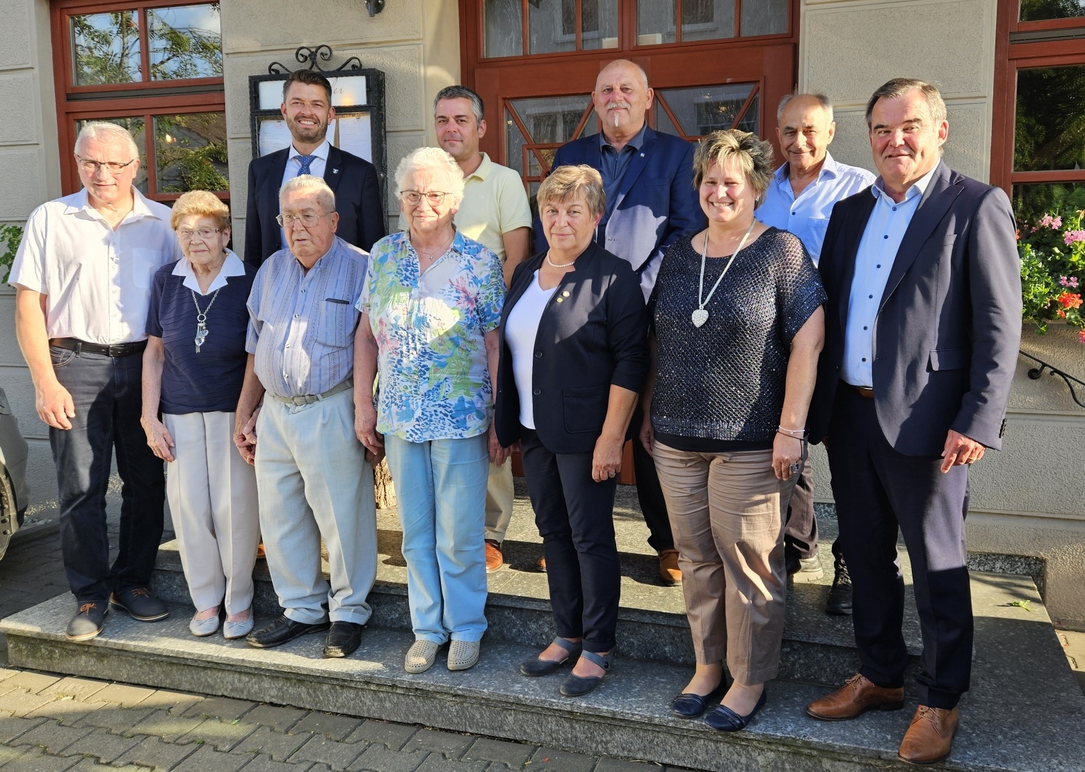 mehrere Personen stehen in einer Gruppe nebeneinander