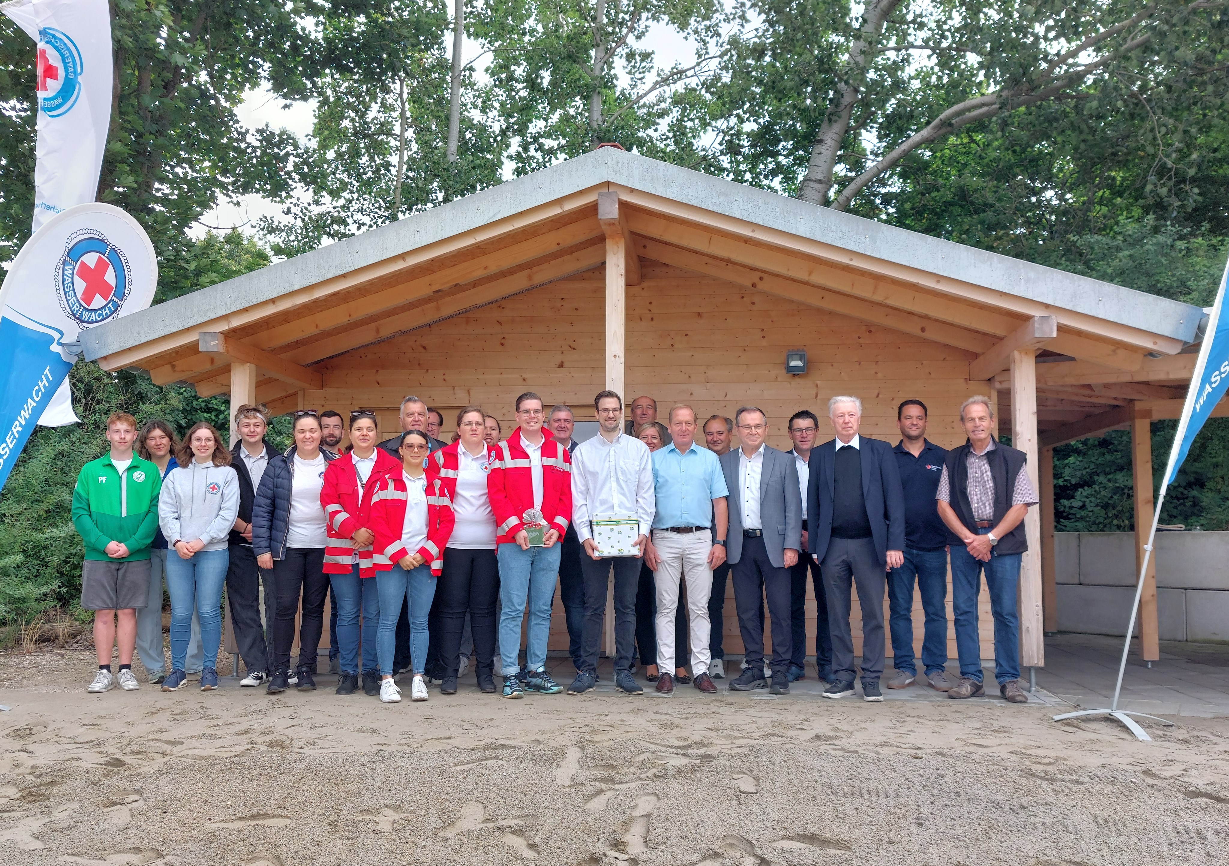 mehrere Personen stehen in einer Gruppe nebeneinander