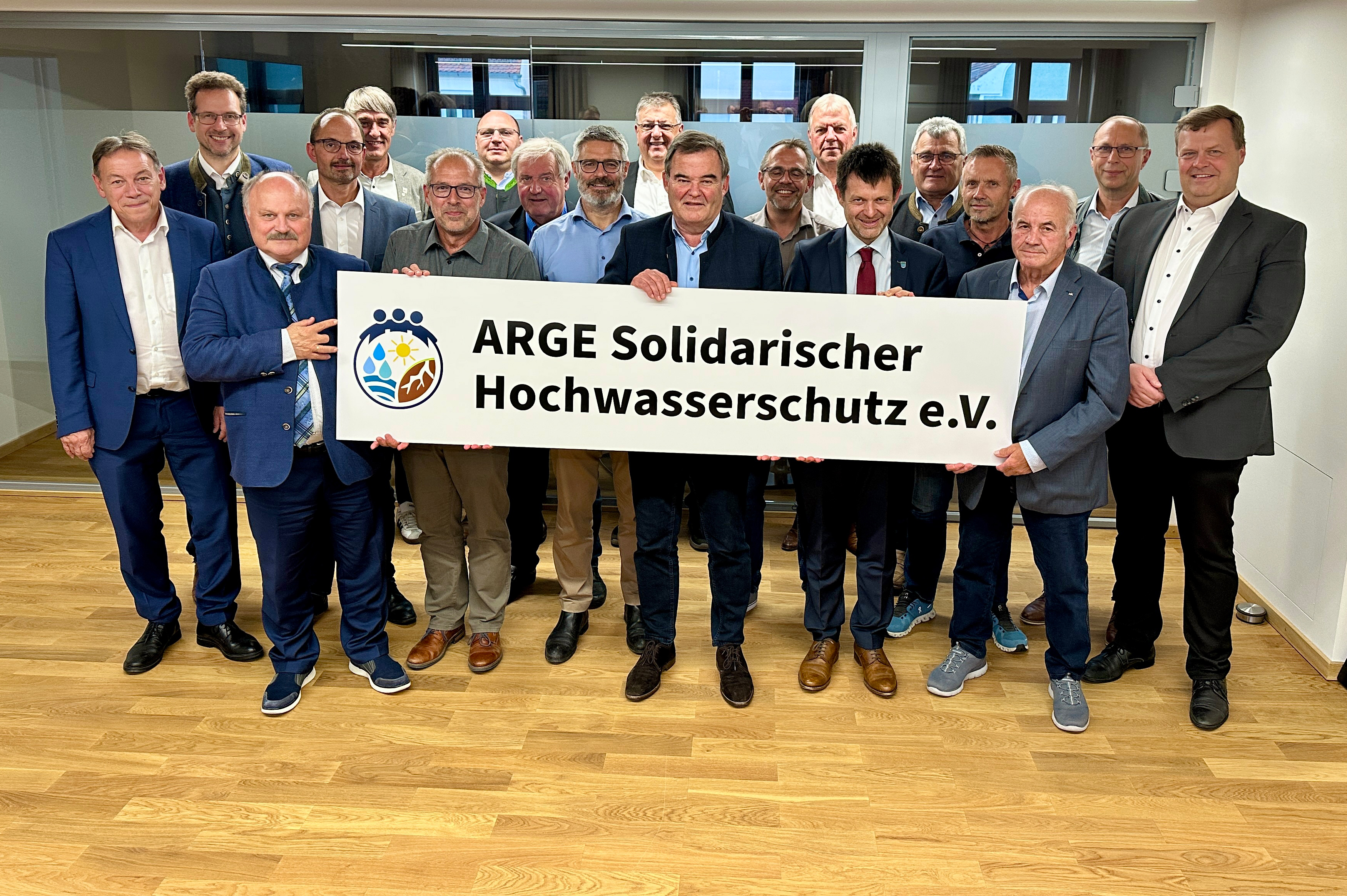 mehrere Personen stehen in einer Gruppe nebeneinander