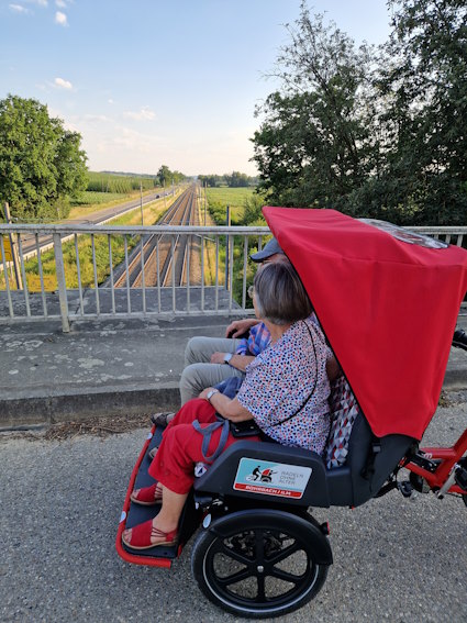 ein Fahrrad auf einer Brücke
