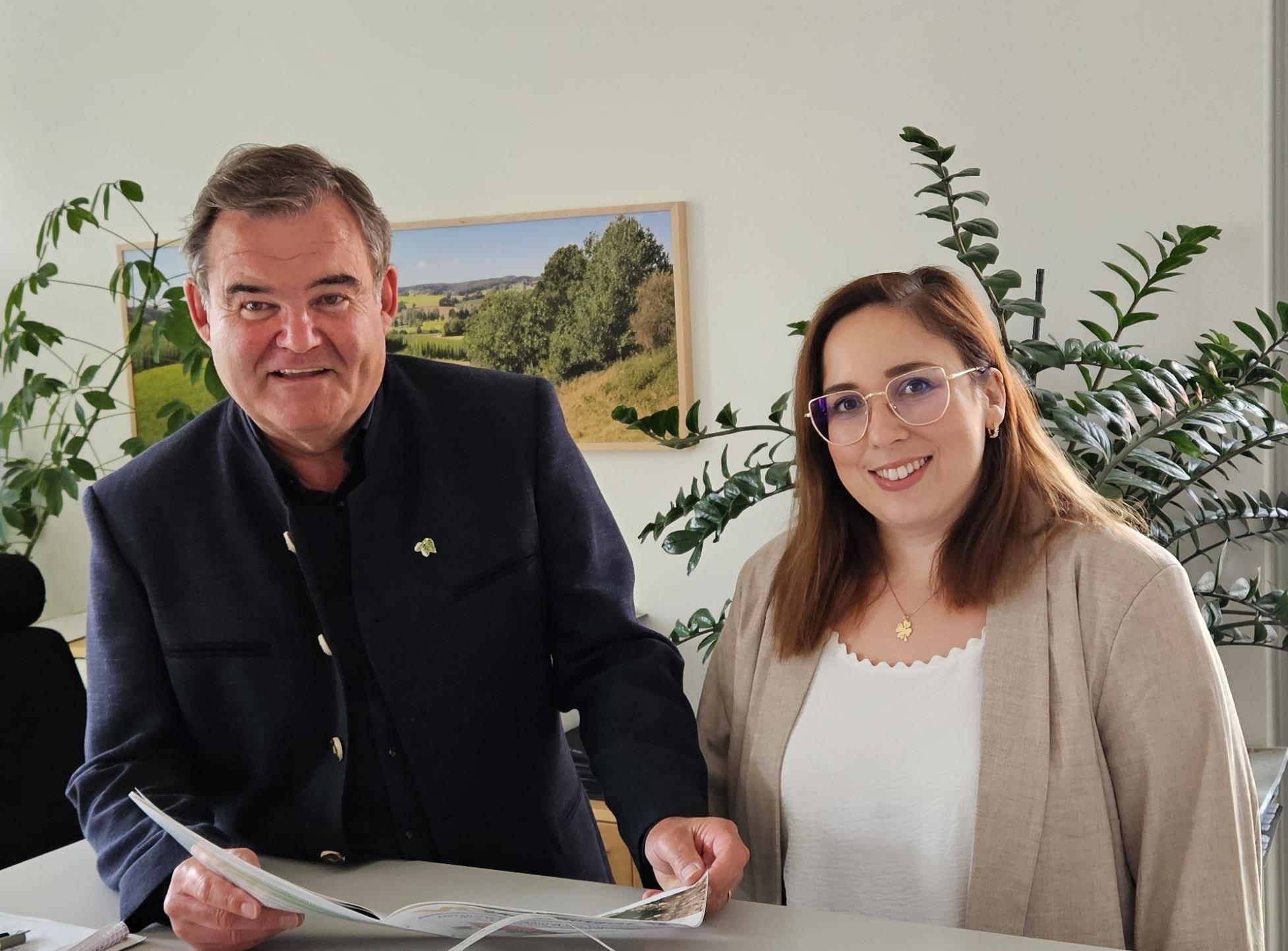 Landrat Albert Gürtner hat Julia Metzner als neue Leiterin der Abteilung Umwelt, Klima, Gesundheit am Landratsamt Pfaffenhofen offiziell begrüßt. zwei Personen stehen nebeneinander