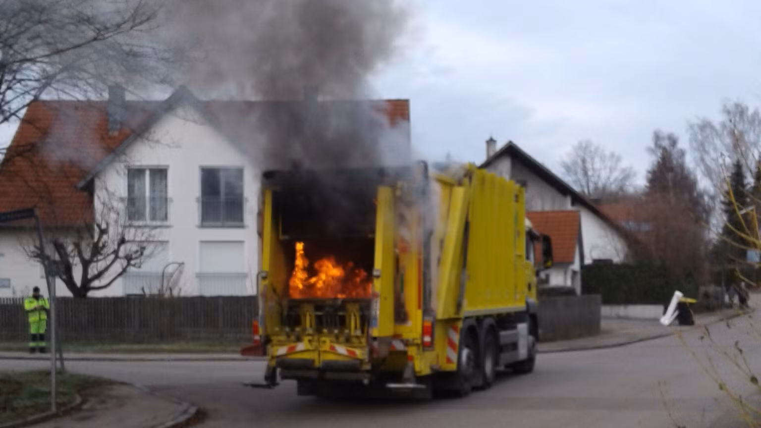 ein Fahrzeugbrand bei einem Müllfahrzeug