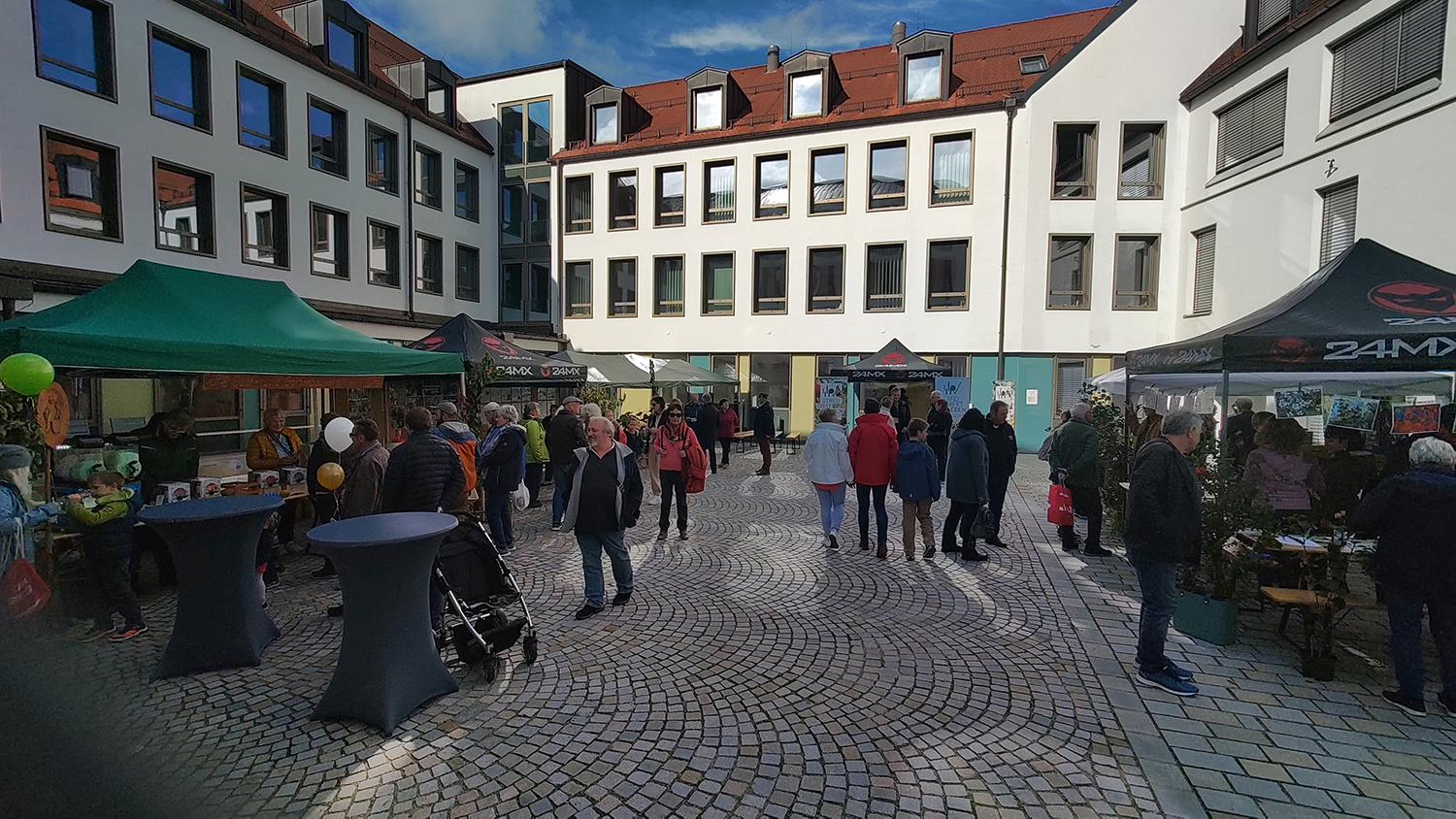 Besucher des  Tags der Obst- und Gartenbauvereine