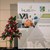 zwei Aufsteller und Blumen vor einer Wand